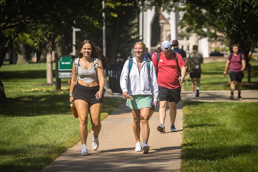 Northwest students cross the main campus in Maryville during the first day of fall classes in August. (Photo by Lauren Adams/<a href='http://d8vl.hzjly.net'>澳门网上博彩官方网站</a>)